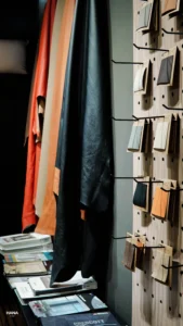 Cách phân biệt da thật và da giả qua bề mặt