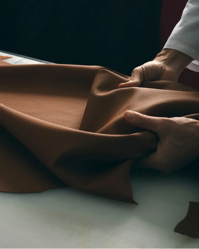 Kiểm tra độ đàn hồi của sofa da bò thật